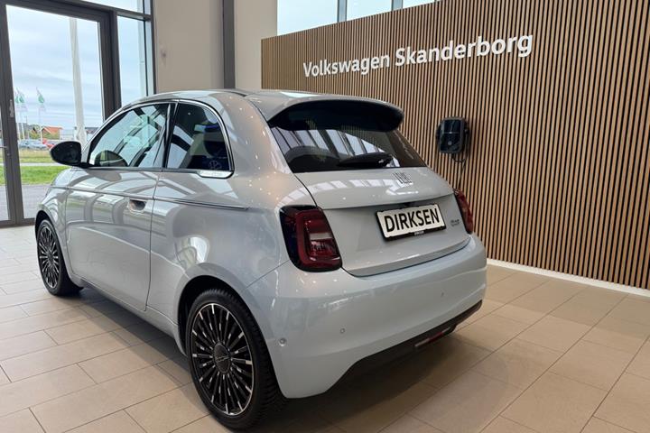 Blå Fiat 500e fra 2023