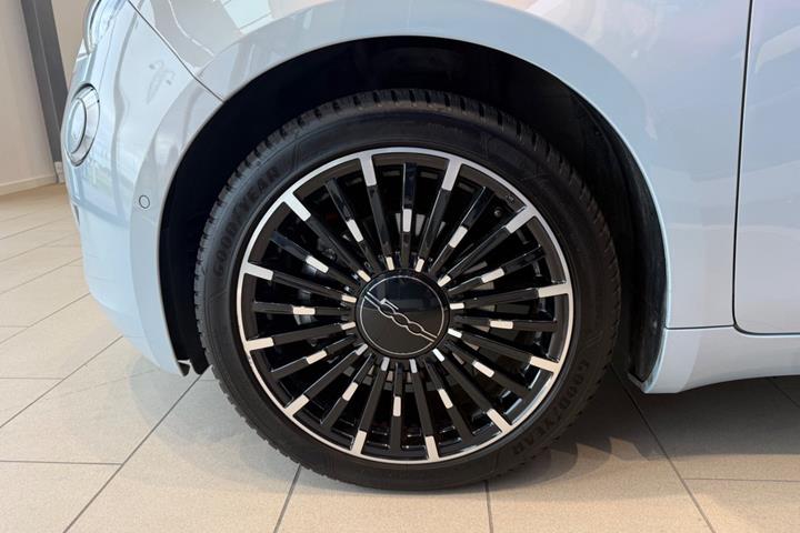 Blå Fiat 500e fra 2023