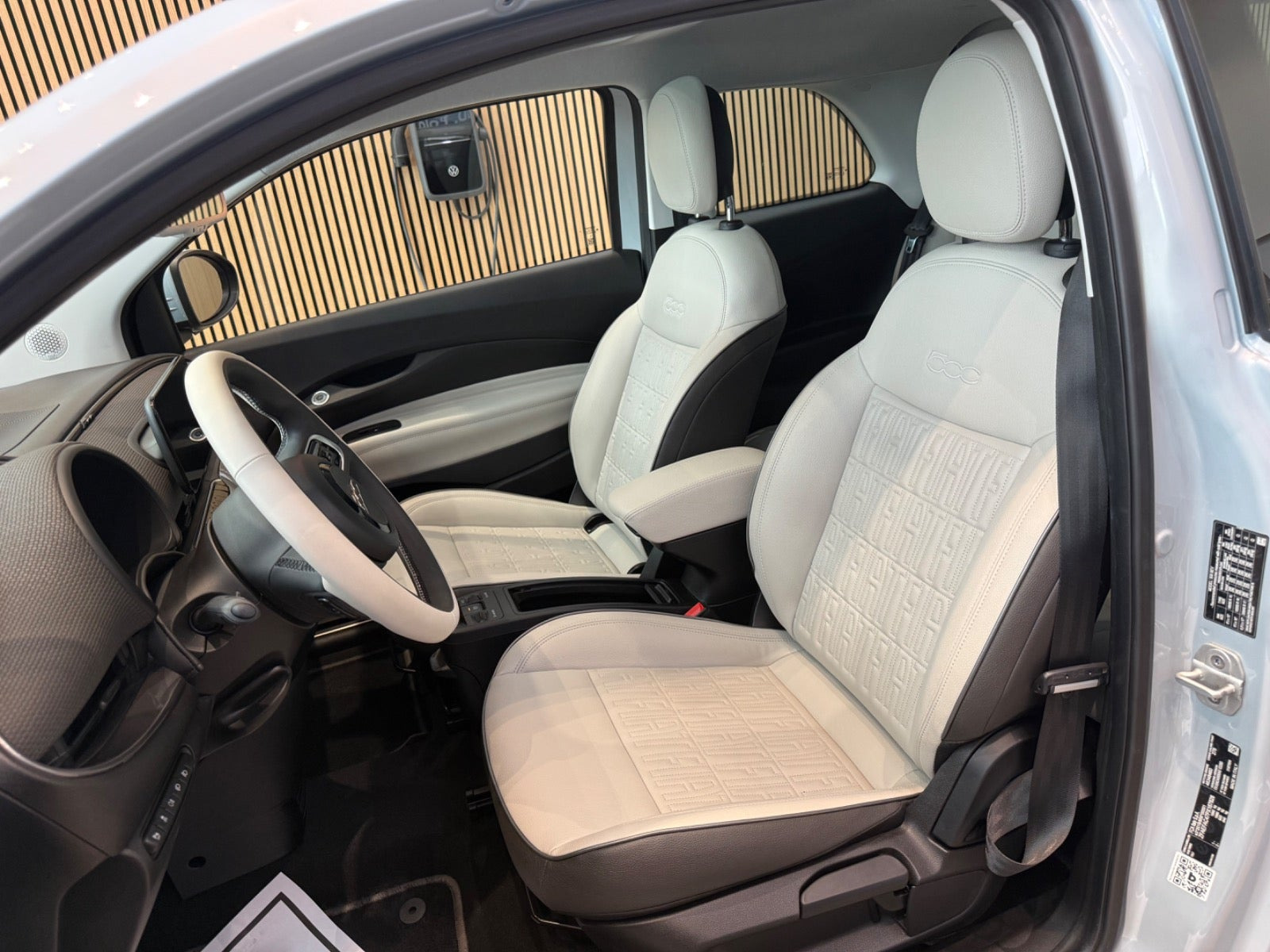 Blå Fiat 500e fra 2023