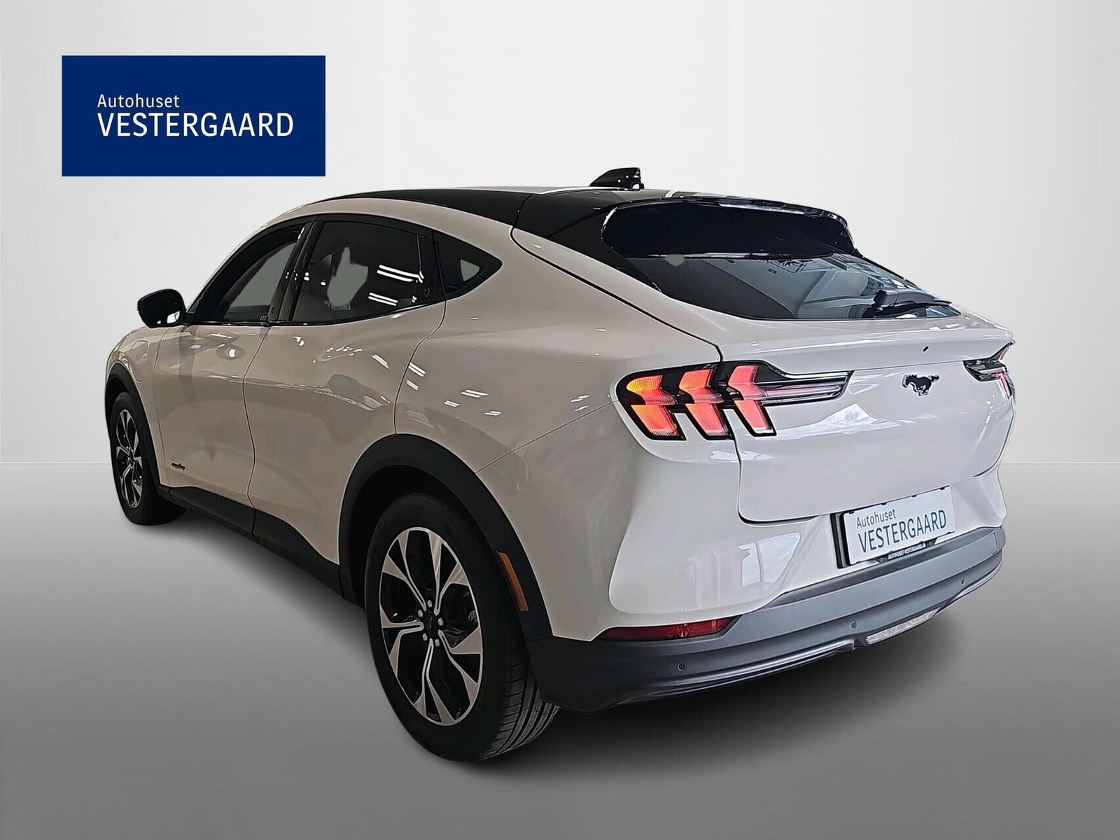 Hvid Ford Mustang Mach-E fra 2025