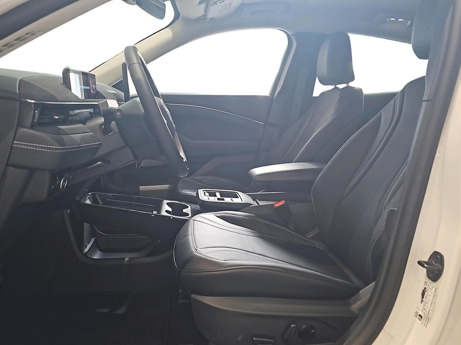 Hvid Ford Mustang Mach-E fra 2025