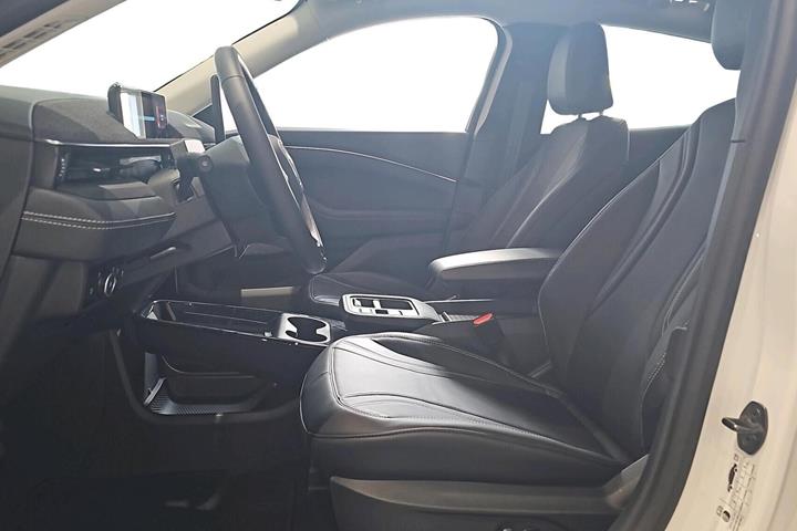 Hvid Ford Mustang Mach-E fra 2025
