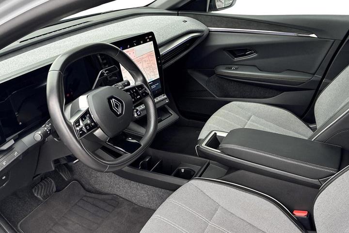 Grå Renault Megane E-Tech fra 2023