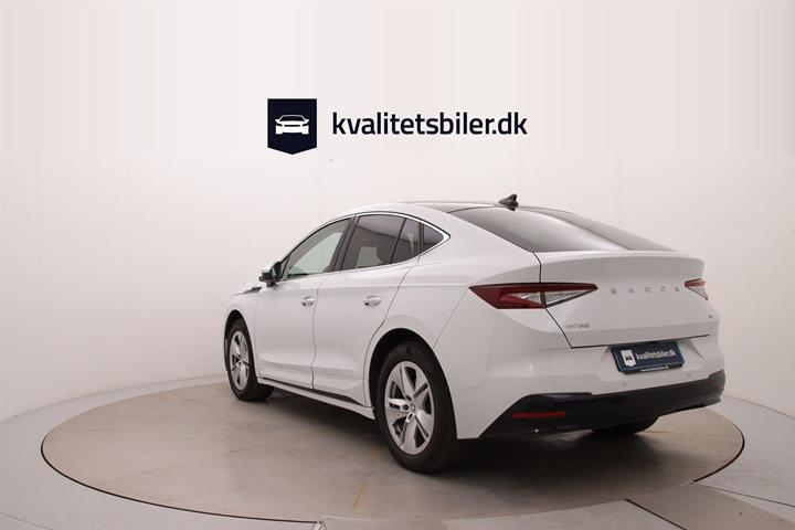 Hvid Skoda Enyaq fra 2024