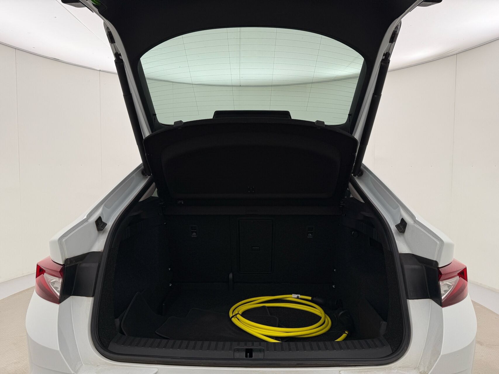 Hvid Skoda Enyaq fra 2024