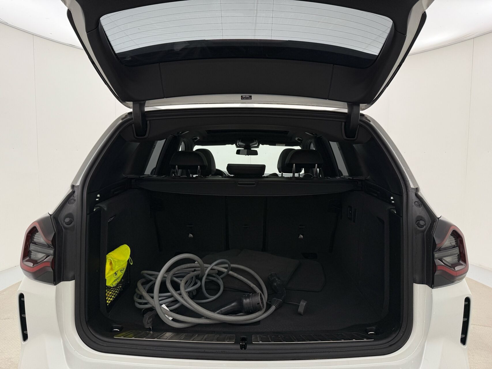 Hvid BMW iX3 fra 2023
