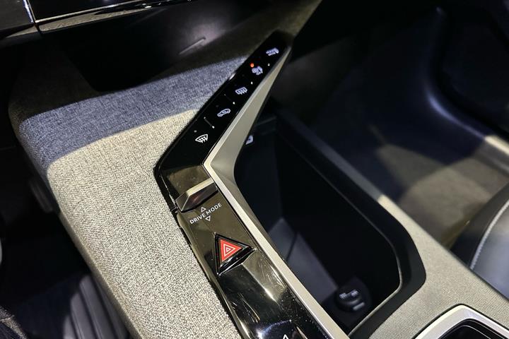 Sort Peugeot e-3008 fra 2025