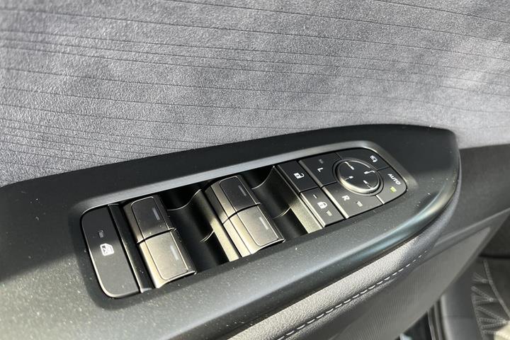 Sort Lexus RZ fra 2026