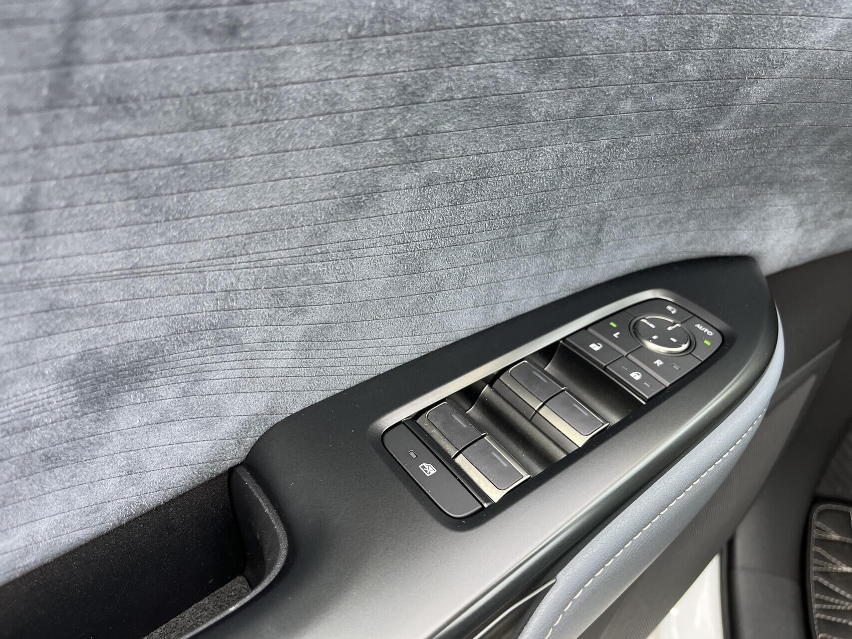 Hvid Lexus RZ fra 2026