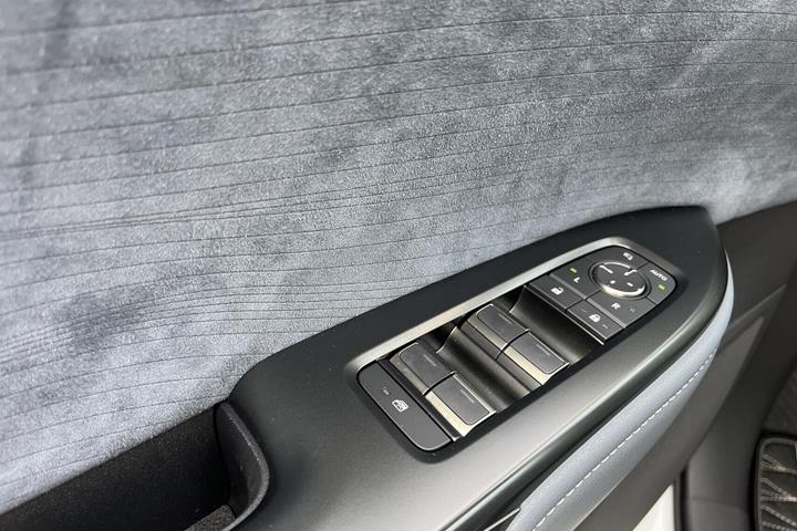 Hvid Lexus RZ fra 2026