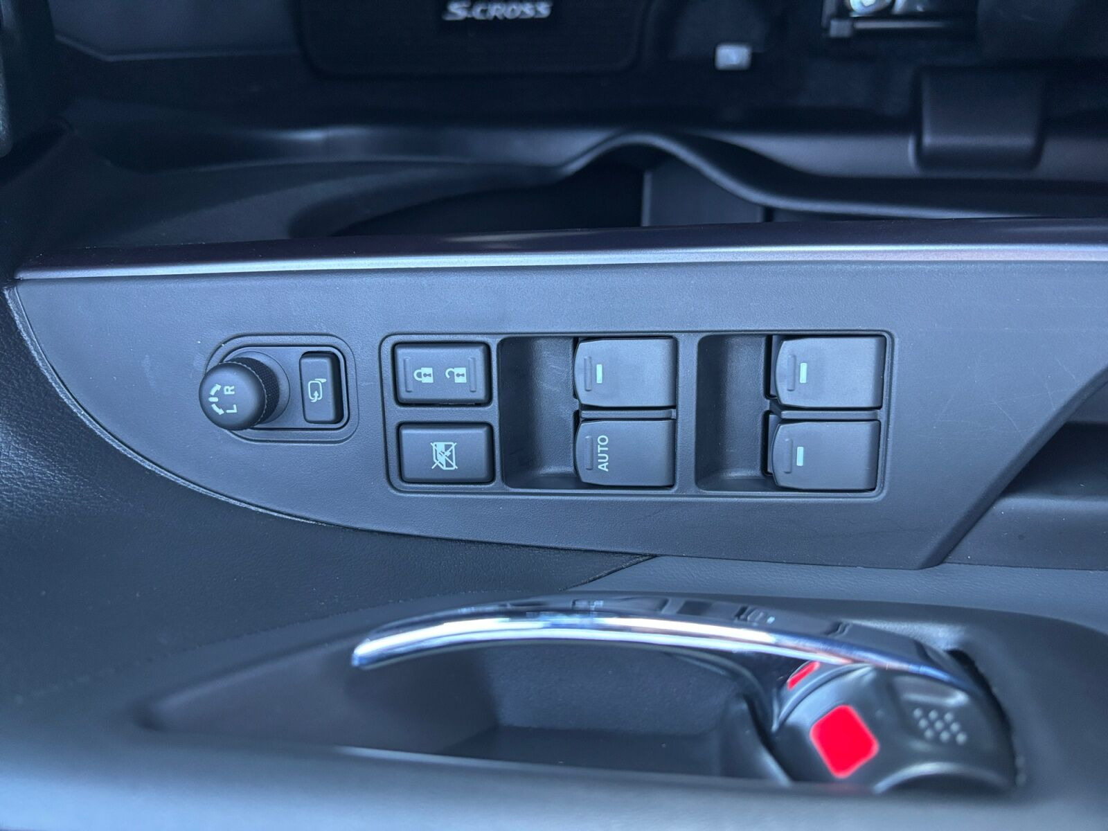Grå Suzuki S-Cross fra 2026