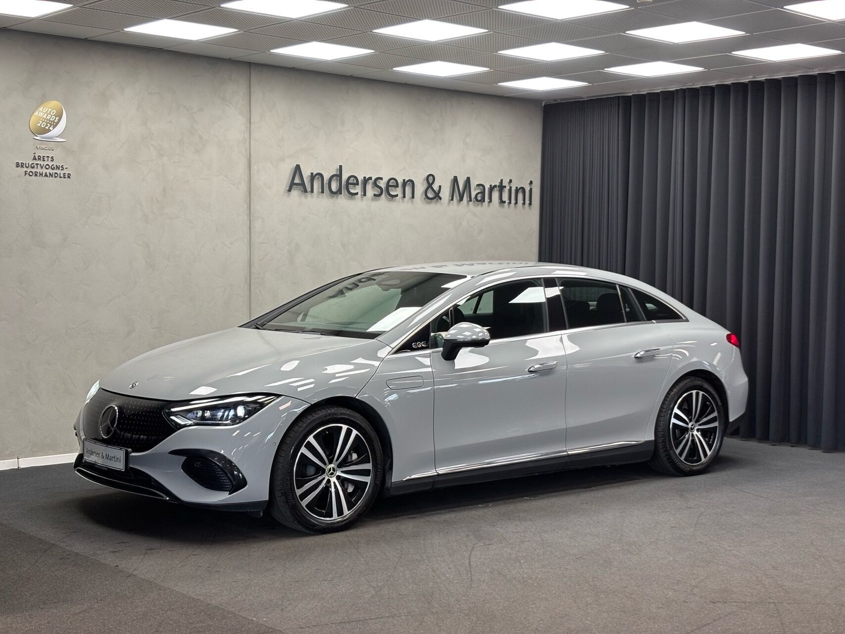 Grå Mercedes EQE300 fra 2023