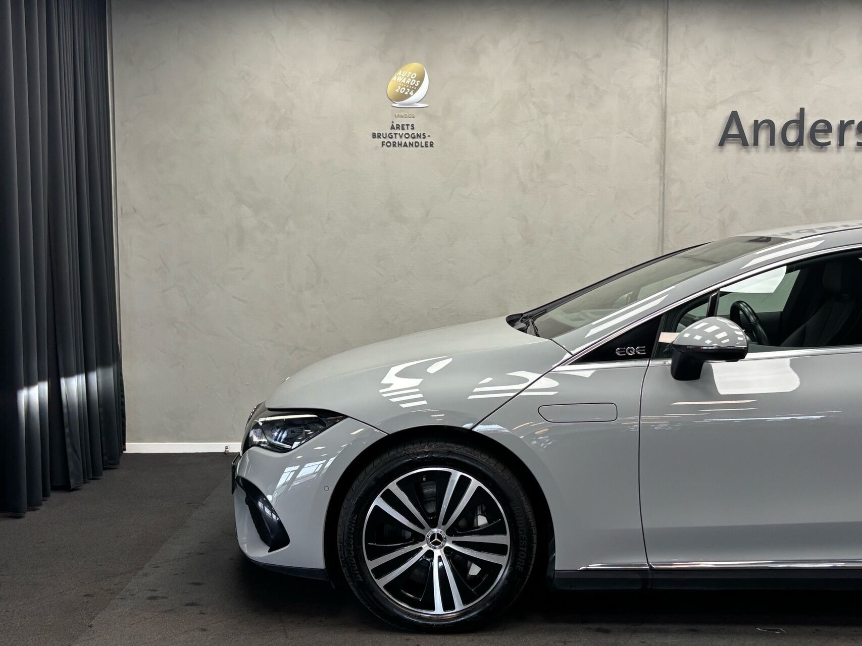 Grå Mercedes EQE300 fra 2023