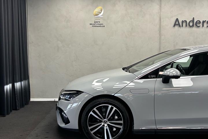Grå Mercedes EQE300 fra 2023