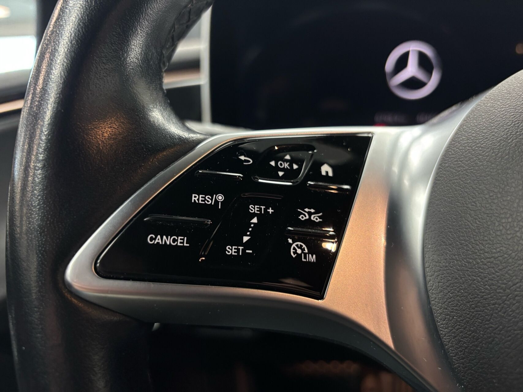 Grå Mercedes EQE300 fra 2023