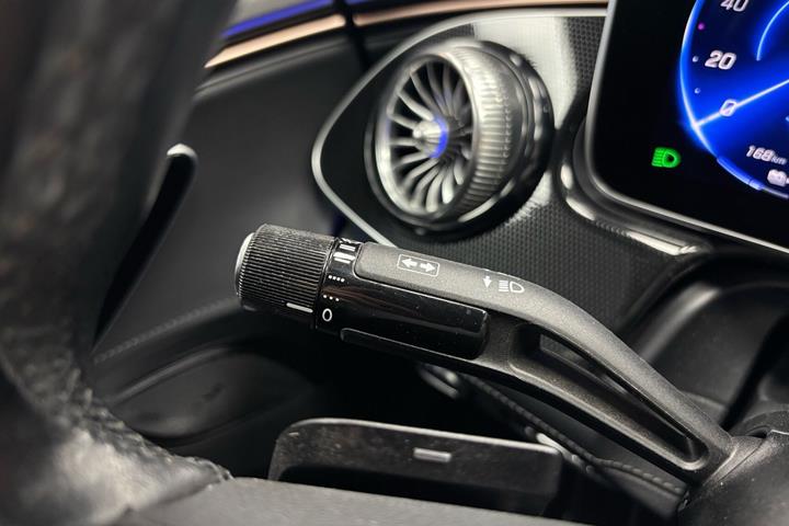 Grå Mercedes EQE300 fra 2023