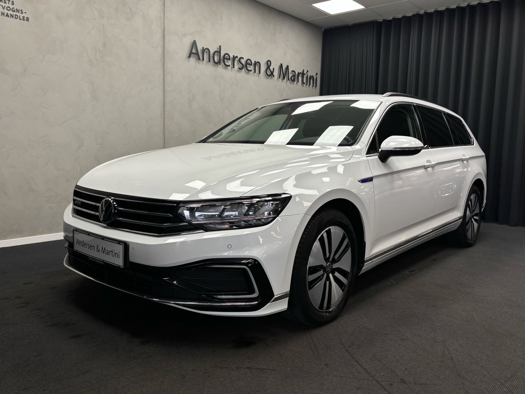 Hvid VW Passat fra 2020