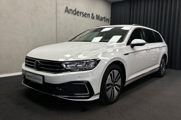 Hvid VW Passat fra 2020