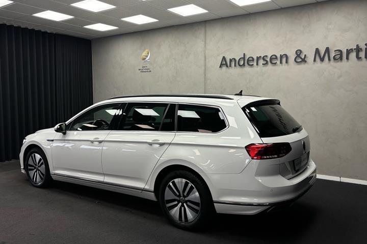 Hvid VW Passat fra 2020