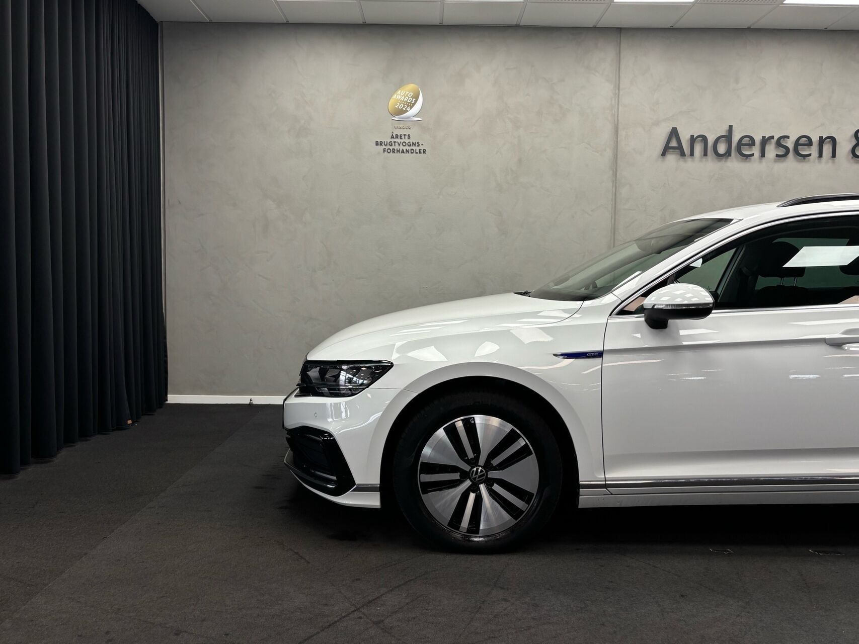 Hvid VW Passat fra 2020