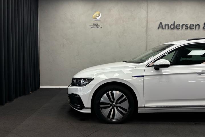 Hvid VW Passat fra 2020