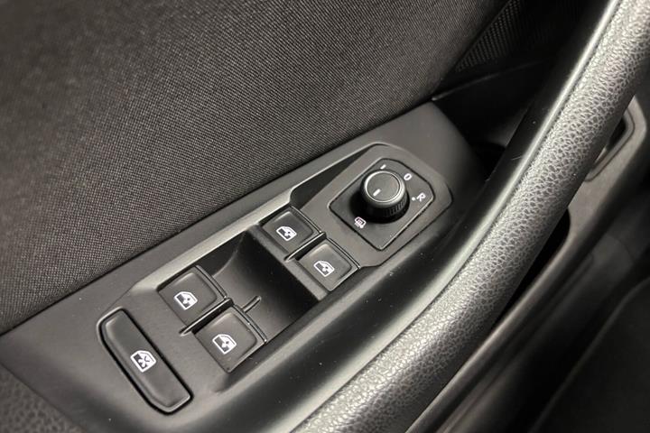 Hvid VW Passat fra 2020