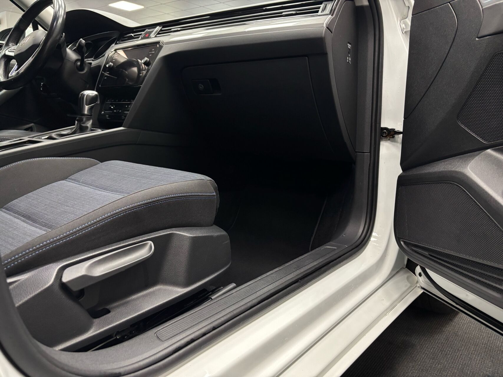 Hvid VW Passat fra 2020