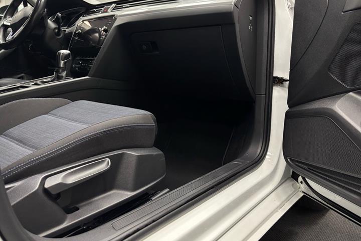 Hvid VW Passat fra 2020