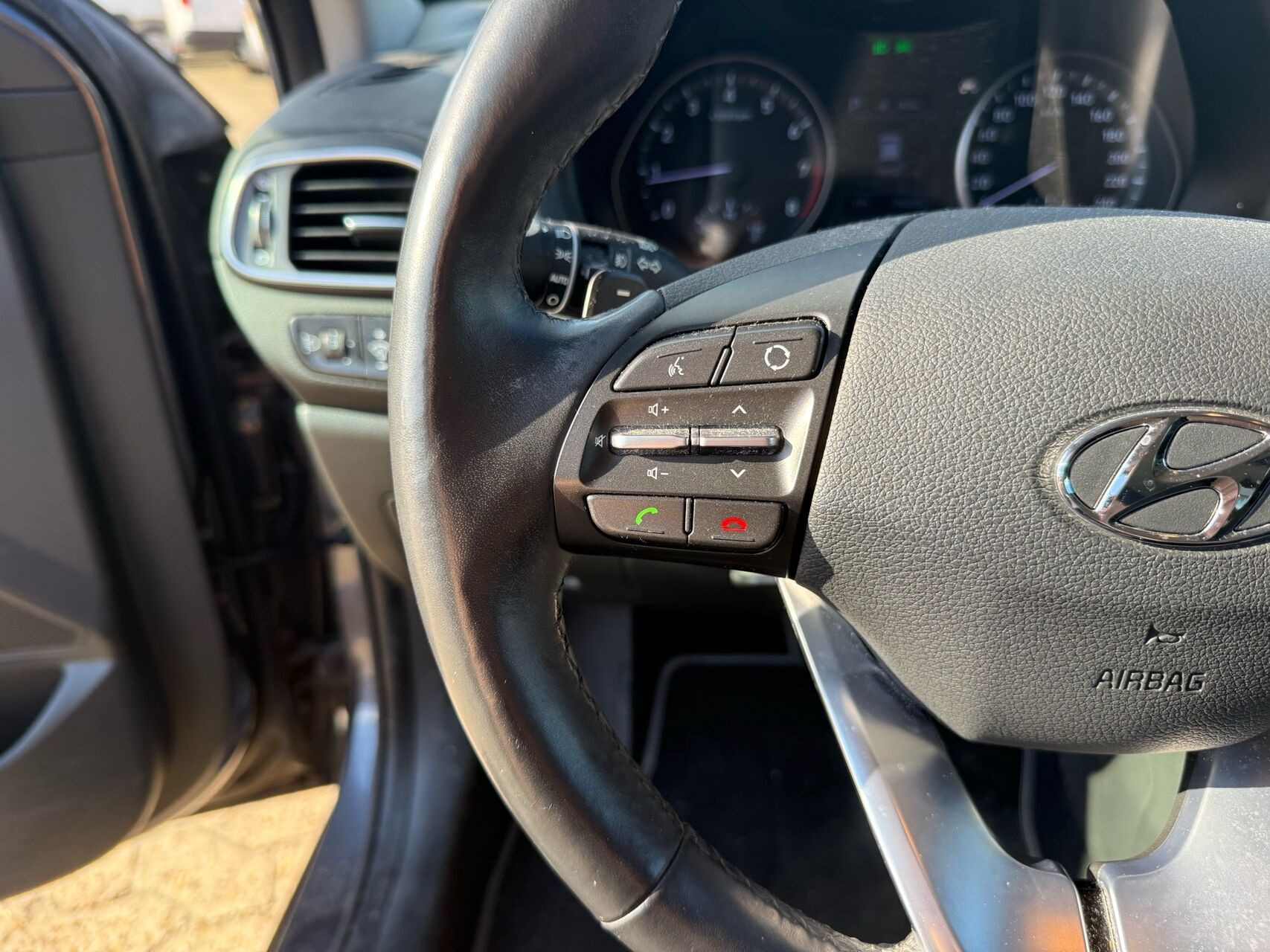 Grå Hyundai i30 fra 2020