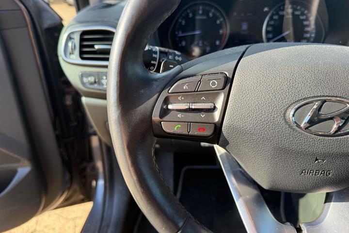 Grå Hyundai i30 fra 2020
