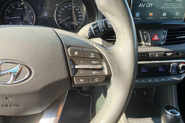 Grå Hyundai i30 fra 2020