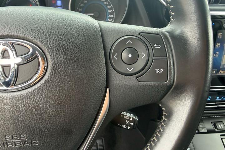 Sølv Toyota Auris fra 2016