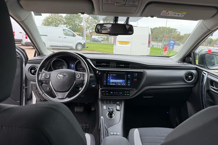 Sølv Toyota Auris fra 2016