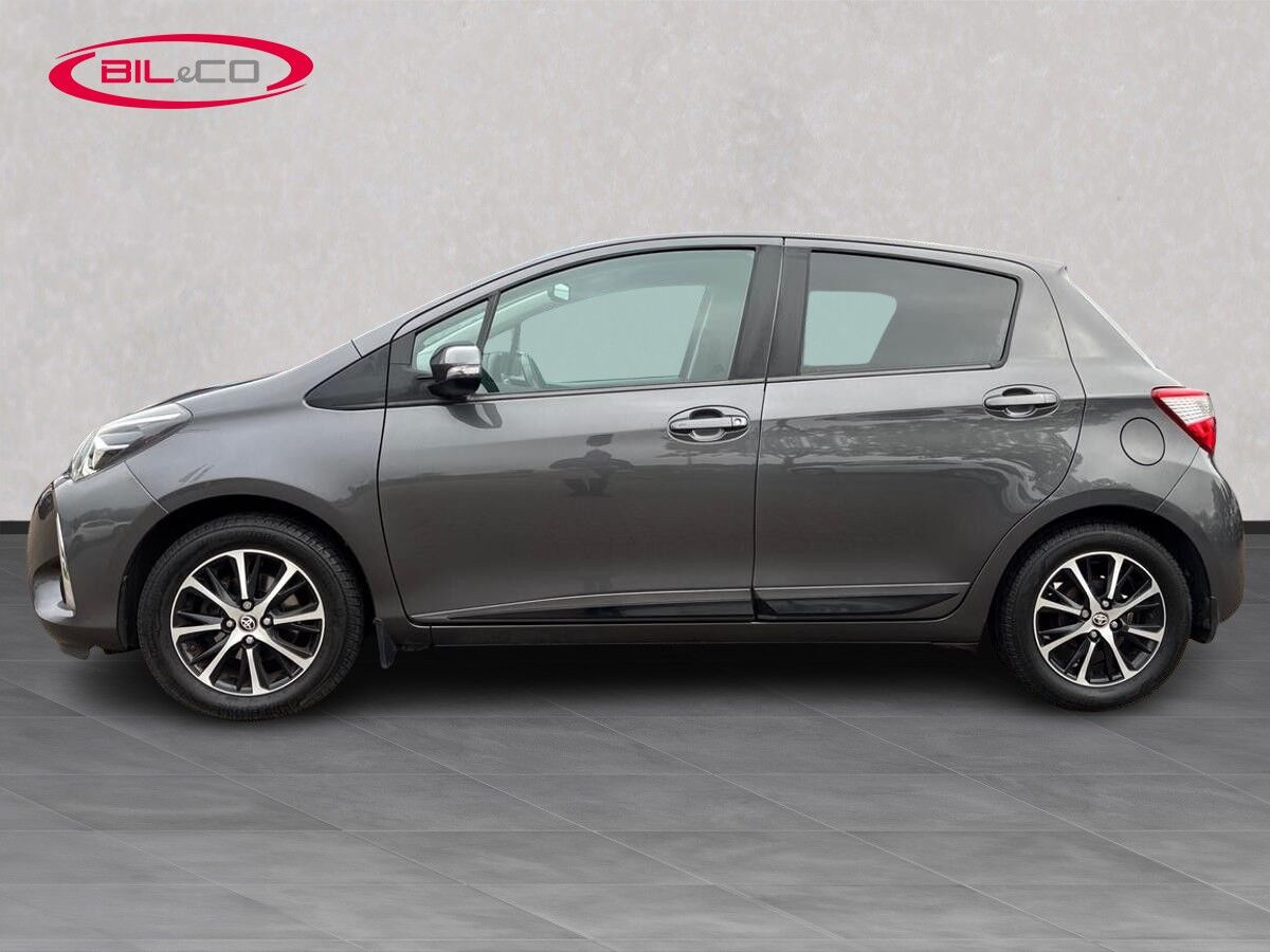 Grå Toyota Yaris fra 2020