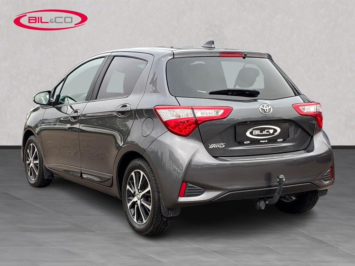 Grå Toyota Yaris fra 2020