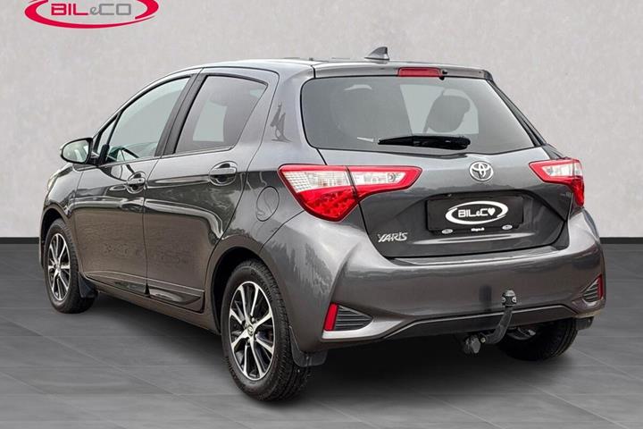 Grå Toyota Yaris fra 2020