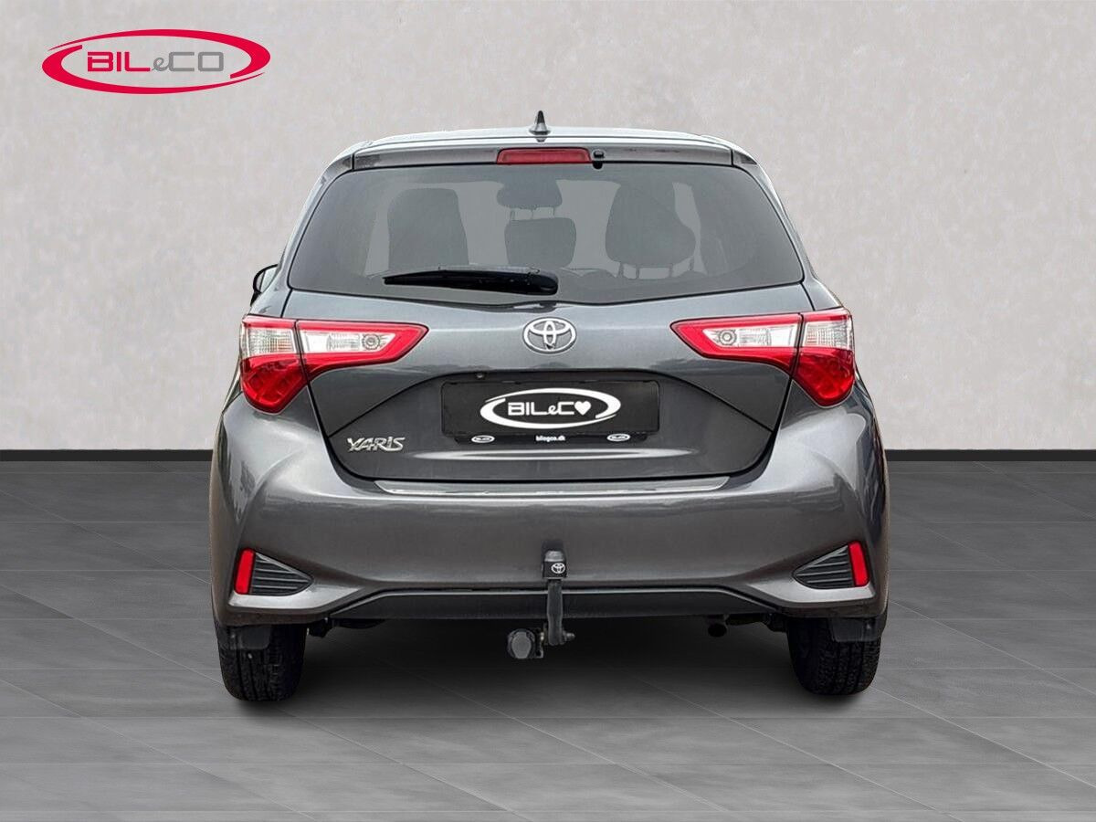 Grå Toyota Yaris fra 2020