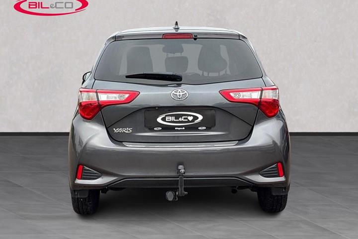 Grå Toyota Yaris fra 2020