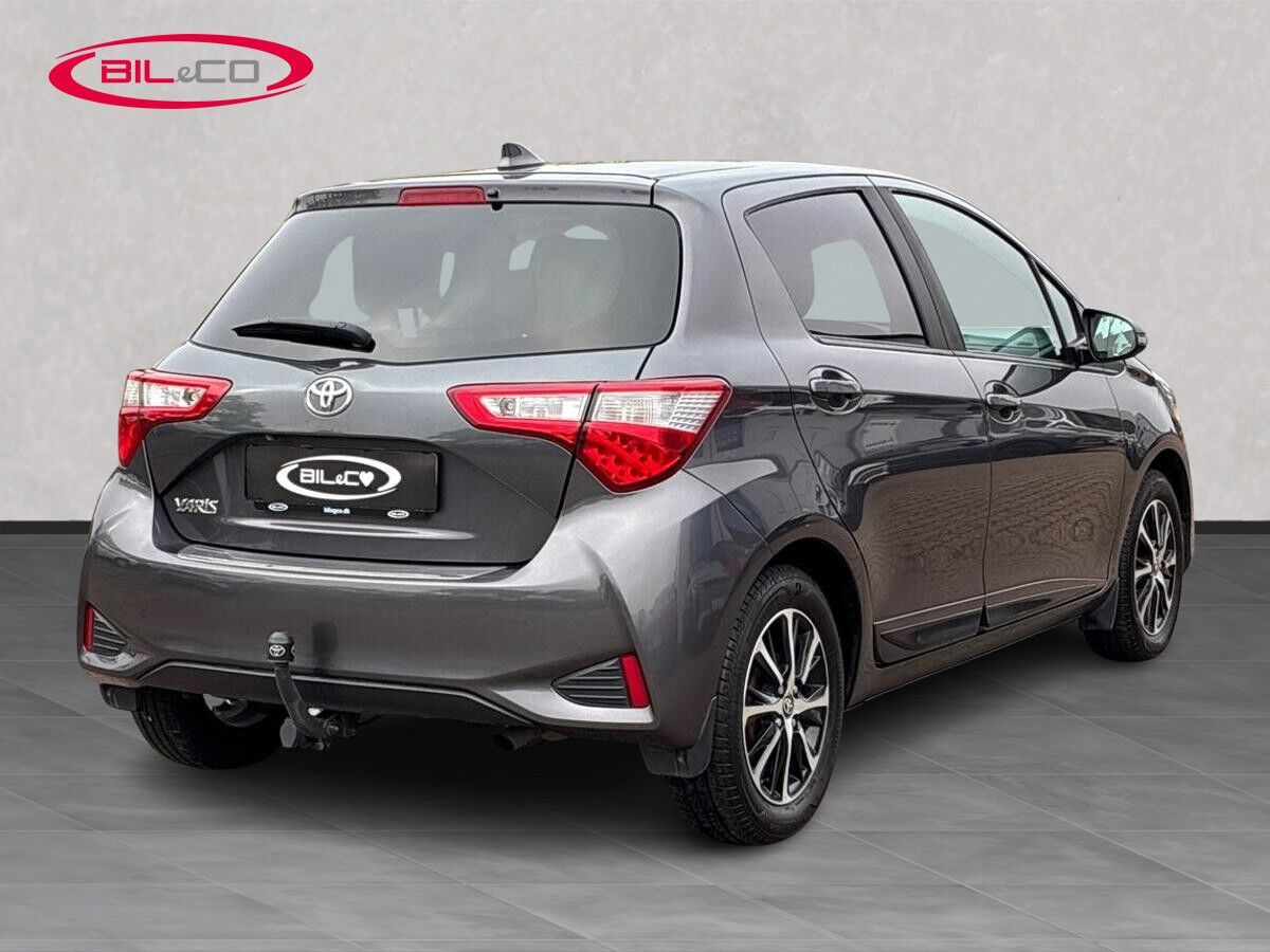 Grå Toyota Yaris fra 2020