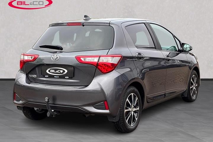 Grå Toyota Yaris fra 2020