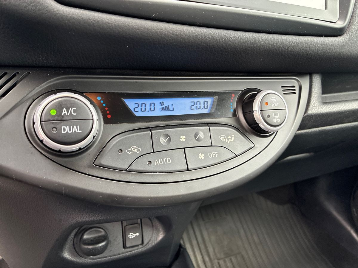 Grå Toyota Yaris fra 2020