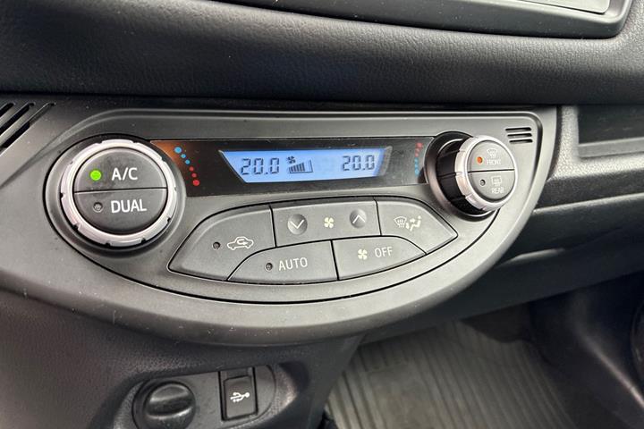 Grå Toyota Yaris fra 2020