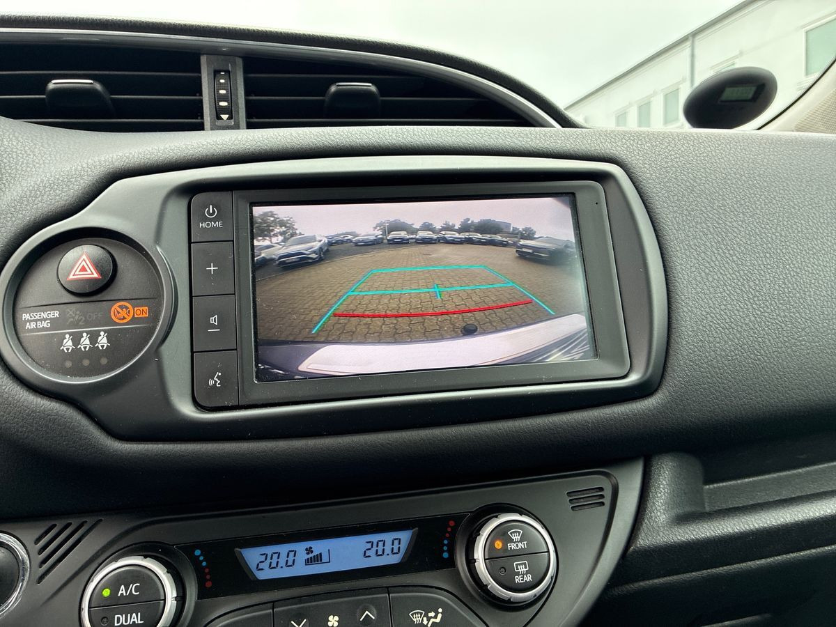 Grå Toyota Yaris fra 2020