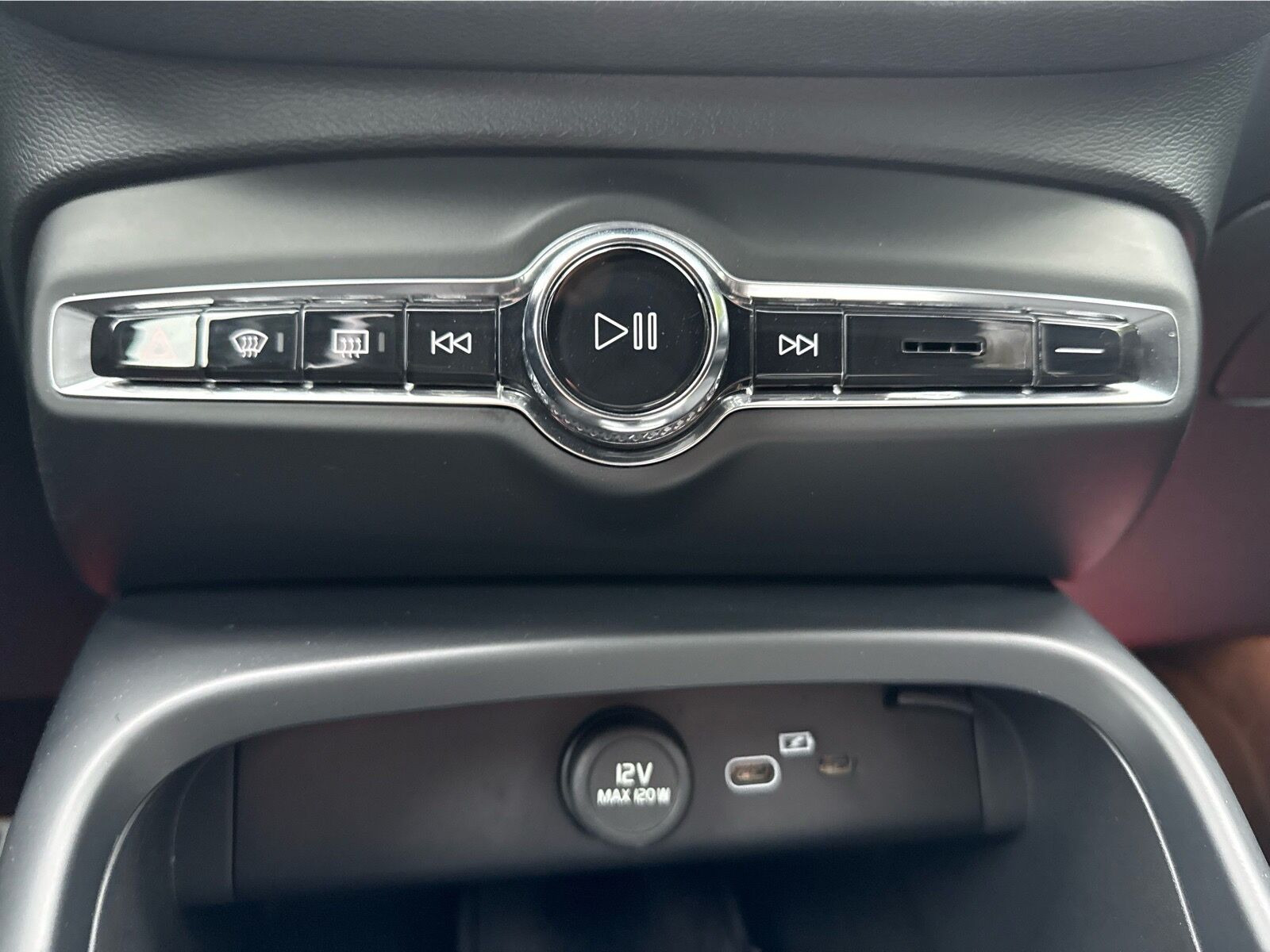 Hvid Volvo XC40 fra 2023