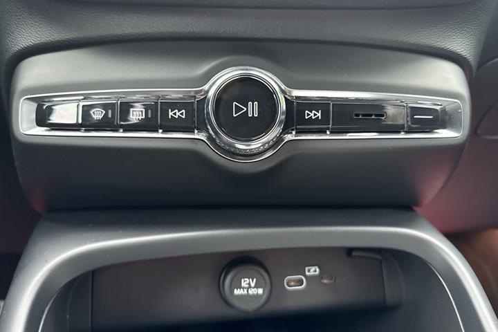 Hvid Volvo XC40 fra 2023