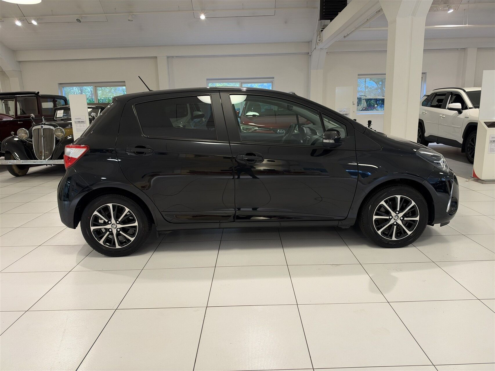 Sort Toyota Yaris fra 2019