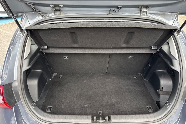 Grå Hyundai i20 fra 2021