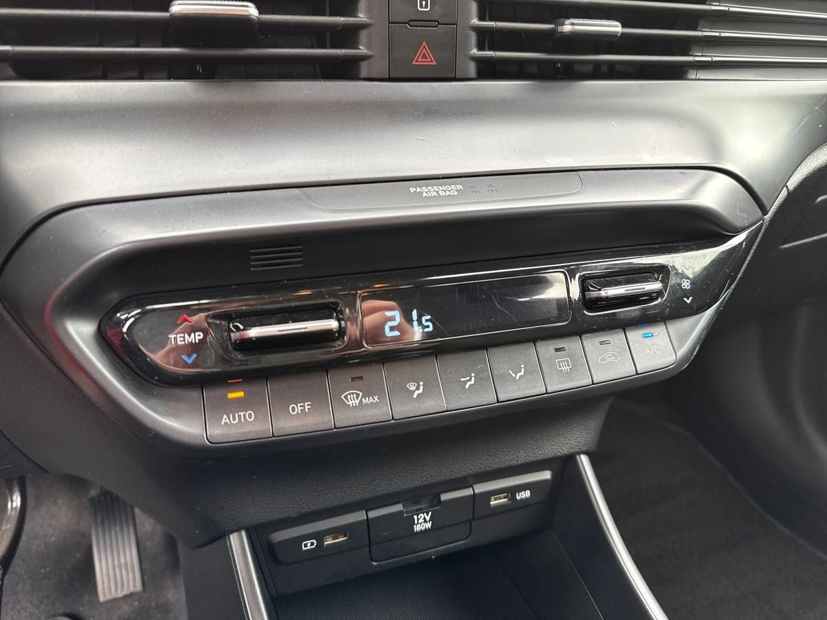 Grå Hyundai i20 fra 2021