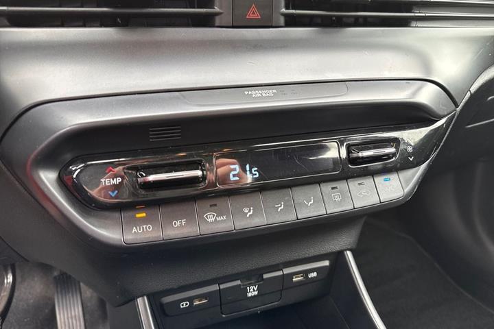 Grå Hyundai i20 fra 2021