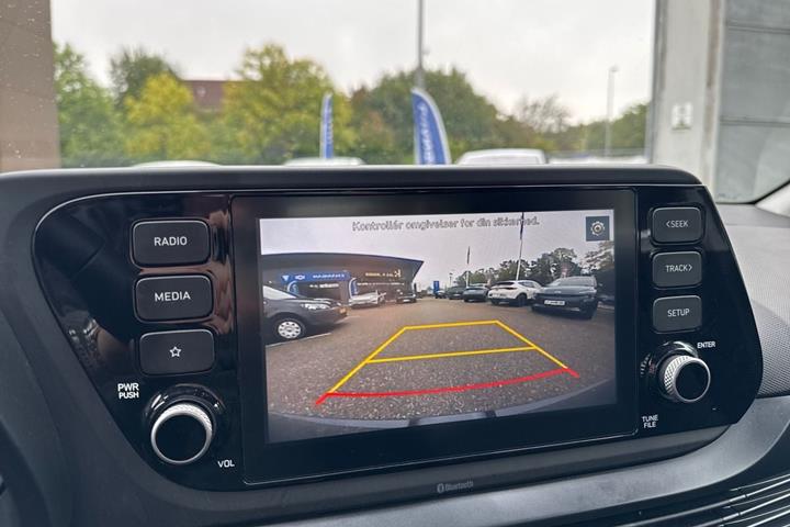 Grå Hyundai i20 fra 2021